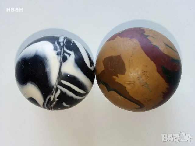 Две стари гумени топчета