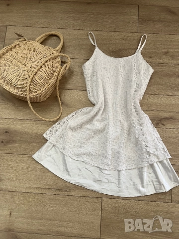 Малка бяла рокля