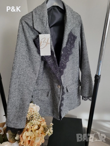 Плътно сиво сако с дантела