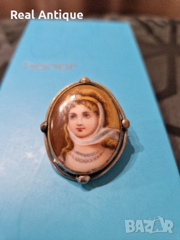 Изключително красива антикварна колекционерска френска порцеланова брошка , снимка 1 - Антикварни и старинни предмети - 42119912