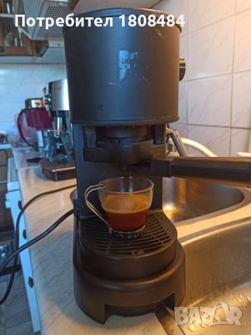 Кафемашина Лаваца Блу с капсули, работи отлично и прави хубаво кафе с каймак 