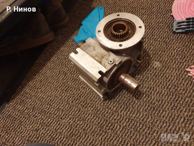 Червячен редуктор със съотношение 1 / 7.5          200 оборота, снимка 1