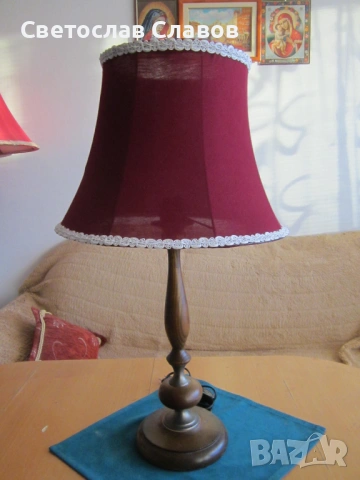 Висока дизайнерска настолна лампа с различни шапки 