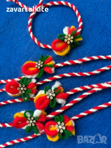 Вълнени мартеници гривни с дървено цвете, снимка 4 - Декорация за дома - 53090254