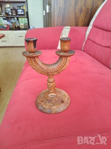 Стар свещник с дърворезба