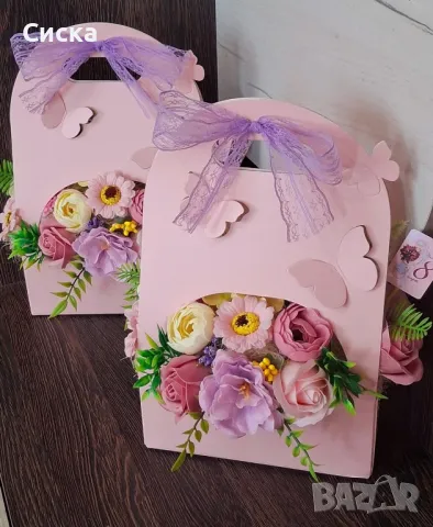 Разкошна розова кошница със тринайсет нежни сапунени цветя от пластичен сапун.Страхотен подарък 