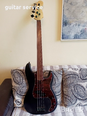 Фретлес къстъм бас китара