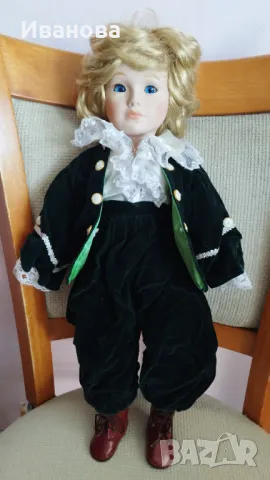 Колекционерска порцеланова кукла