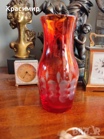 Ваза изящна, но с мини шупла на ръба, и фабрични мехурчета . Висока 17,5см., отвора е 6 см., 450 мл.