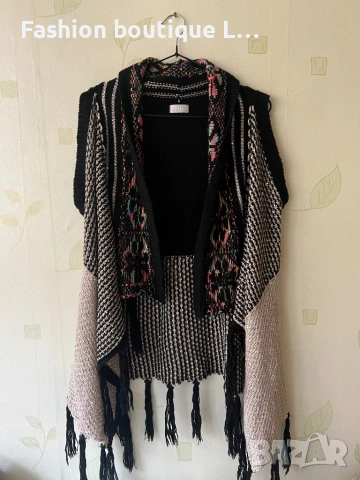 Уникална плетена жилетка с асиметрична кройка и различни цветове парчета плат