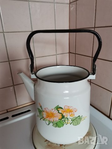 Емайлиран чайник - ретро и форма за кекс 