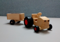 Декоративно дървено тракторче с ремарке, снимка 1 - Колекции - 44670448