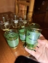 два вида ретро стъклени чаши – гравирани чаши на столче и зелени чаши с кант (Общо 8 бр.) колекция, снимка 1