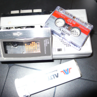 Мини джобен касетофон Sony, снимка 6 - Радиокасетофони, транзистори - 44619519