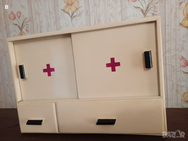 Стена дървена аптечка от соца, снимка 1