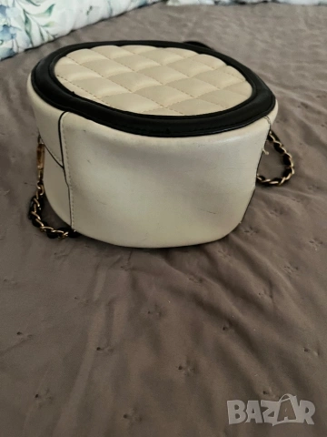 Chanel кръгла чантичка, снимка 4 - Чанти - 53032163