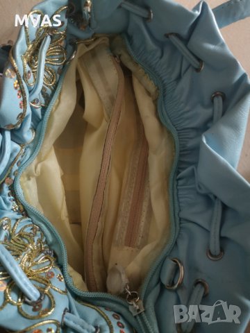 Нова светло синя чанта със златна декорация, снимка 3 - Чанти - 34189270