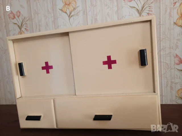 Стена дървена аптечка от соца