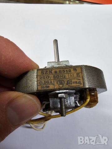  електрически синхронен мотор  SZK a 6512 B** —  220 волта произведен от **Filma** (полска марка).