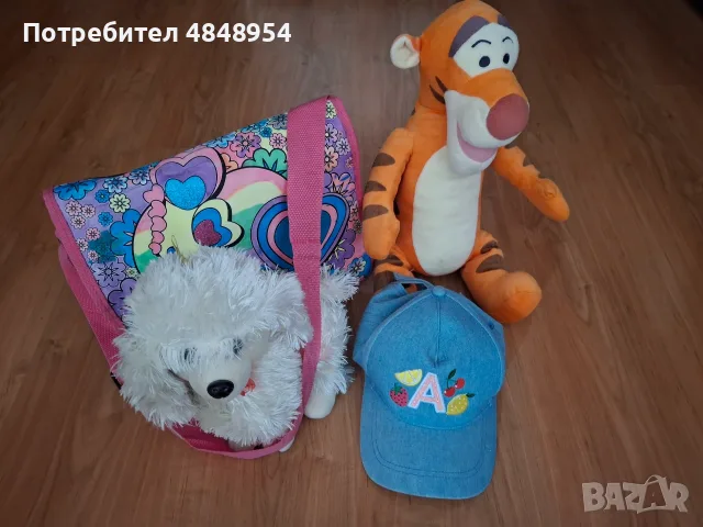 Плюшени играчки, чанта през рамото и шапка с козирка
