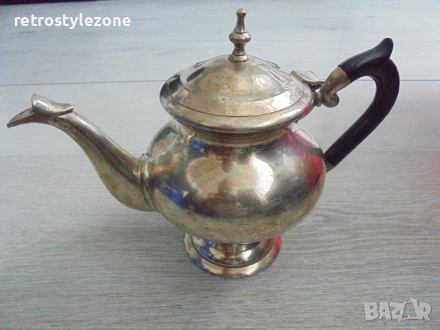 № 8217 Стар метален чайник с елегантна дръжка