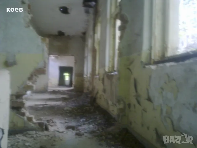 Продавам имот от 11 дка и сграда с РЗП 806 кв. м., в с. Метличина, снимка 10 - Къщи - 48153029