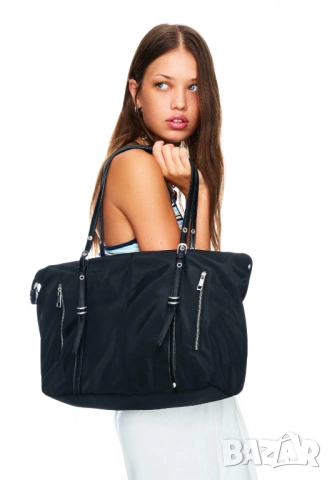 Дамска чанта от изкуствена кожа Bershka, 32х53х16 см, Черна, снимка 2 - Чанти - 53397155