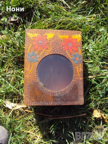 Стара Дървена кутия от времето на Соца със кръгло стъкло