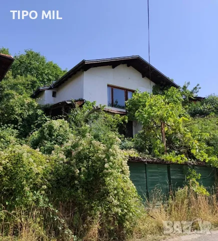 Продавам  масивна къща в село Кладница, в центъра на селото, 200 кв.м РЗП + два гаража.