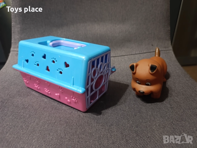 Куче с клетка за пренасяне 