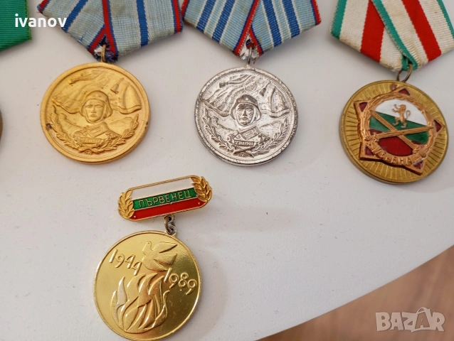 Военни медали за заслуги, и значки , снимка 2 - Колекции - 53767427