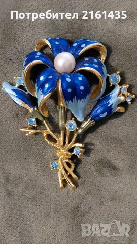 Прекрасна ретро брошка с емайл 
