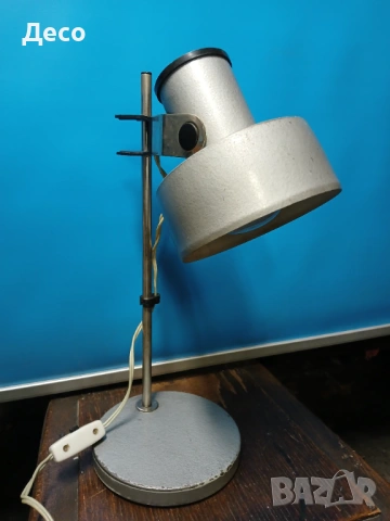 Стара промишлена настолна лампа.