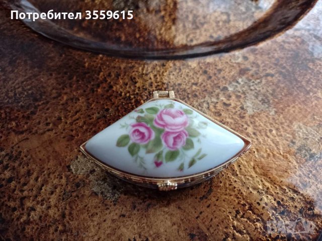 порцеланова кутийка с дизайн на рози, снимка 1