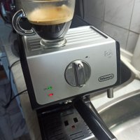 Кафемашина Делонги с ръкохватка с крема диск, работи перфектно , снимка 2 - Кафемашини - 41881878