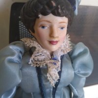 Малка керамична кукла на стойка, снимка 2 - Кукли - 40547010