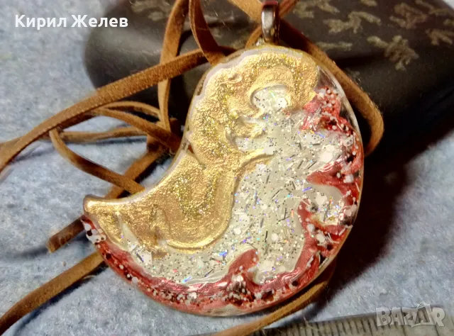 КРАСИВ ВИНТИДЖ АРТ МЕДАЛЬОН ЦВЕТНО СТЪКЛО / ЕМАЙЛ и ШНУРЧЕ от ВЕЛУР 48771, снимка 7 - Колиета, медальони, синджири - 48161094