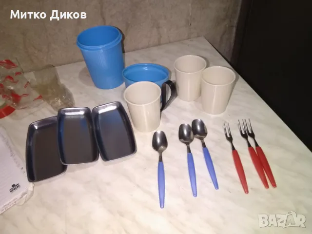 Комплект за пикник в кутия нов но 3 вилички -лъжички -чаши и чинийки нови