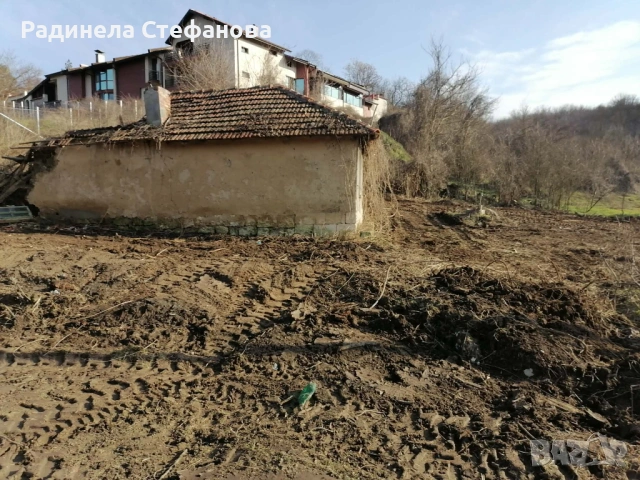 Продавам поземлен имот