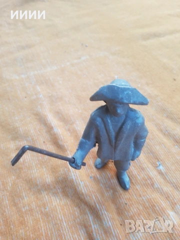 Пластика статуетка строител 