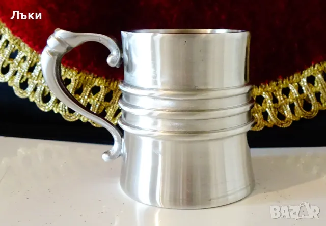 Чаша от калай с ефектна дръжка. 