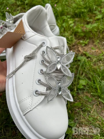 Бели Дамски кецове