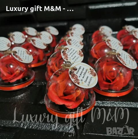 Падаръци за гости - акрилна стъкленица с роза