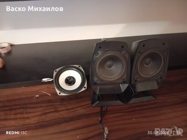 Две малки тонколони и един малък говорител 