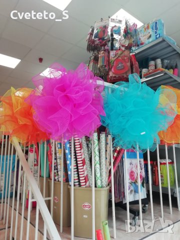 Декорация под формата на цветни мрежести топки САМО за ВАРНА