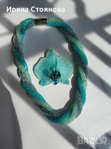Колие с естествен цвят на орхидея в сини нюанси. Цветето е направено, като брошка , снимка 3 - Колиета, медальони, синджири - 53738127