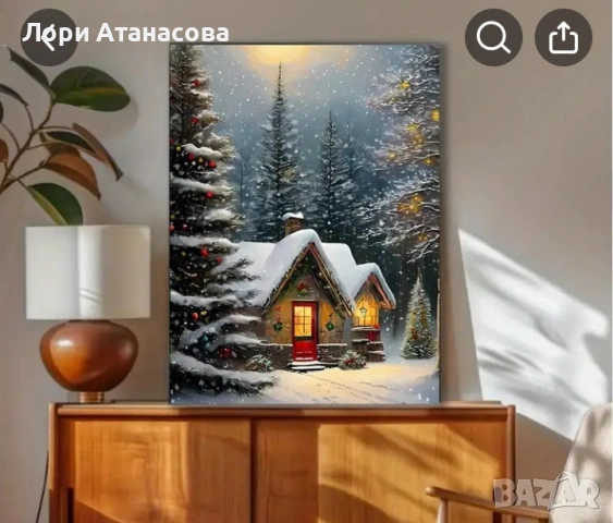 Платно с топла зимна къща в снежна гора, украсена с празнични светлини и червена врата.
