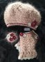 Луксозен плетен комплект шапка и ръкавици с мохер в бежаво с брошка, снимка 1