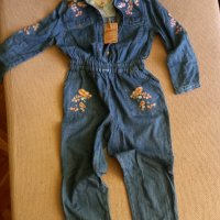 Дънков гащеризон с бродирани цветя, снимка 1 - Детски панталони и дънки - 35826890