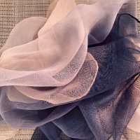 Красив въздушен шал 100% коприна, снимка 2 - Шалове - 39157222